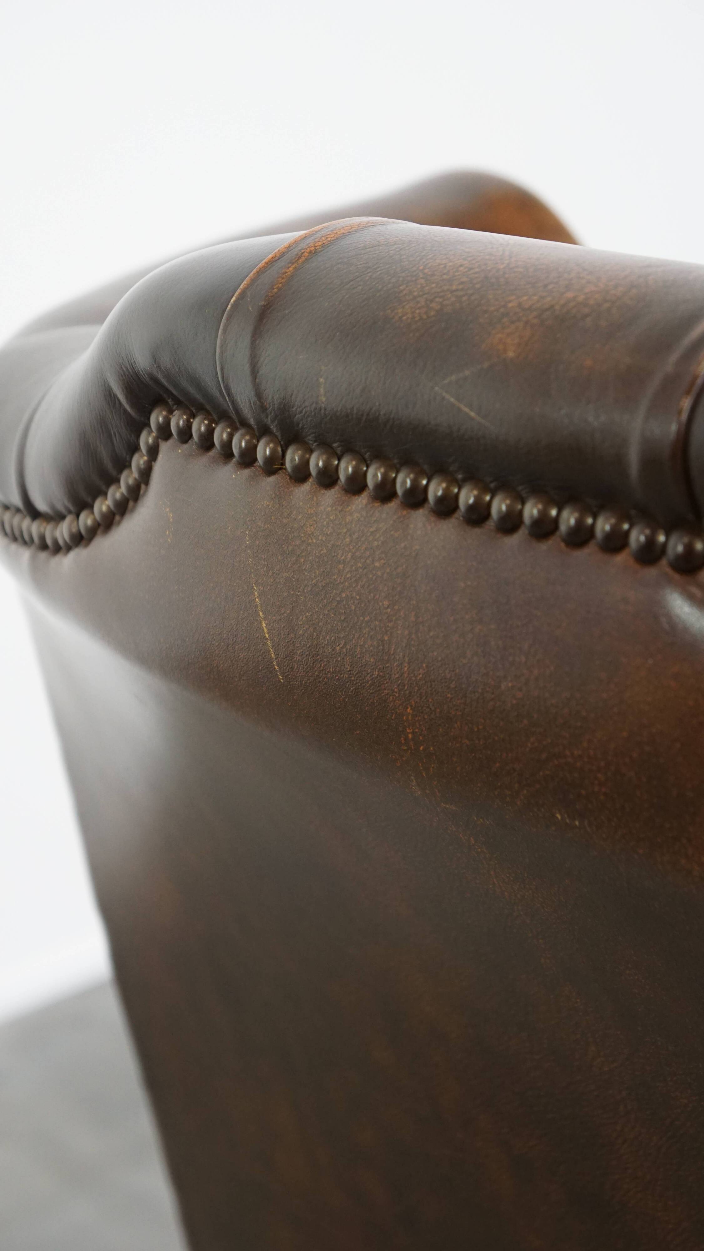 Fauteuil Chesterfield en cuir de vache marron de style anglais