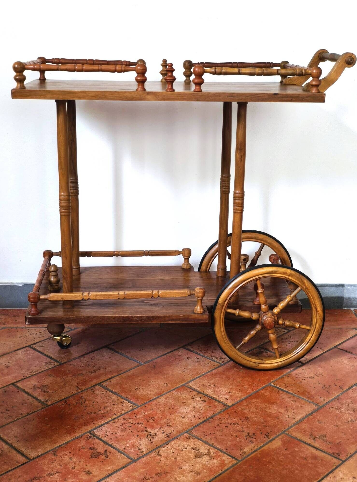 Desserte italienne vintage en olivier et châtaignier