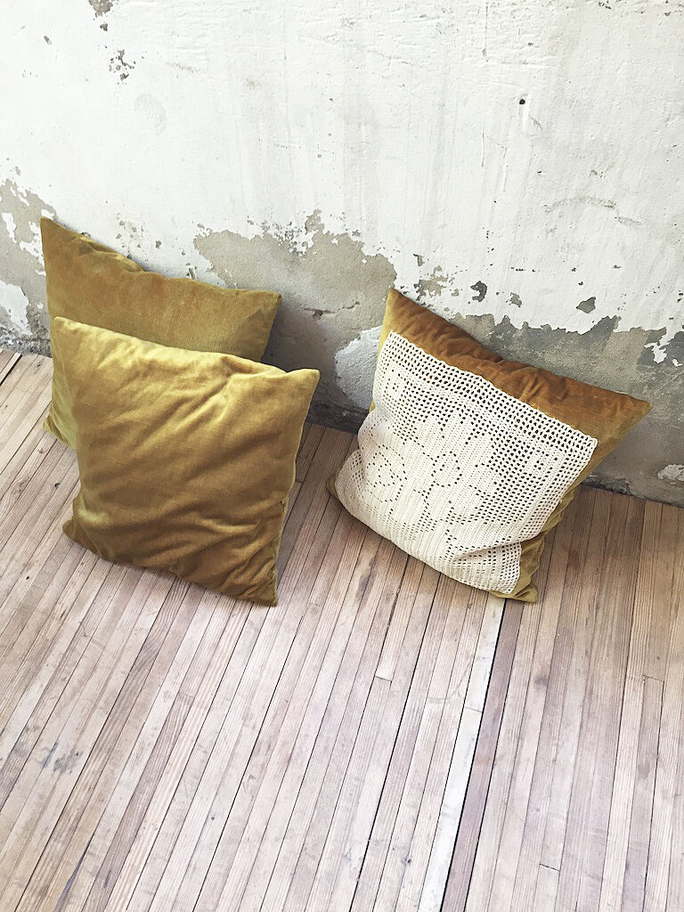Lot of 3 yellow velvet cushions