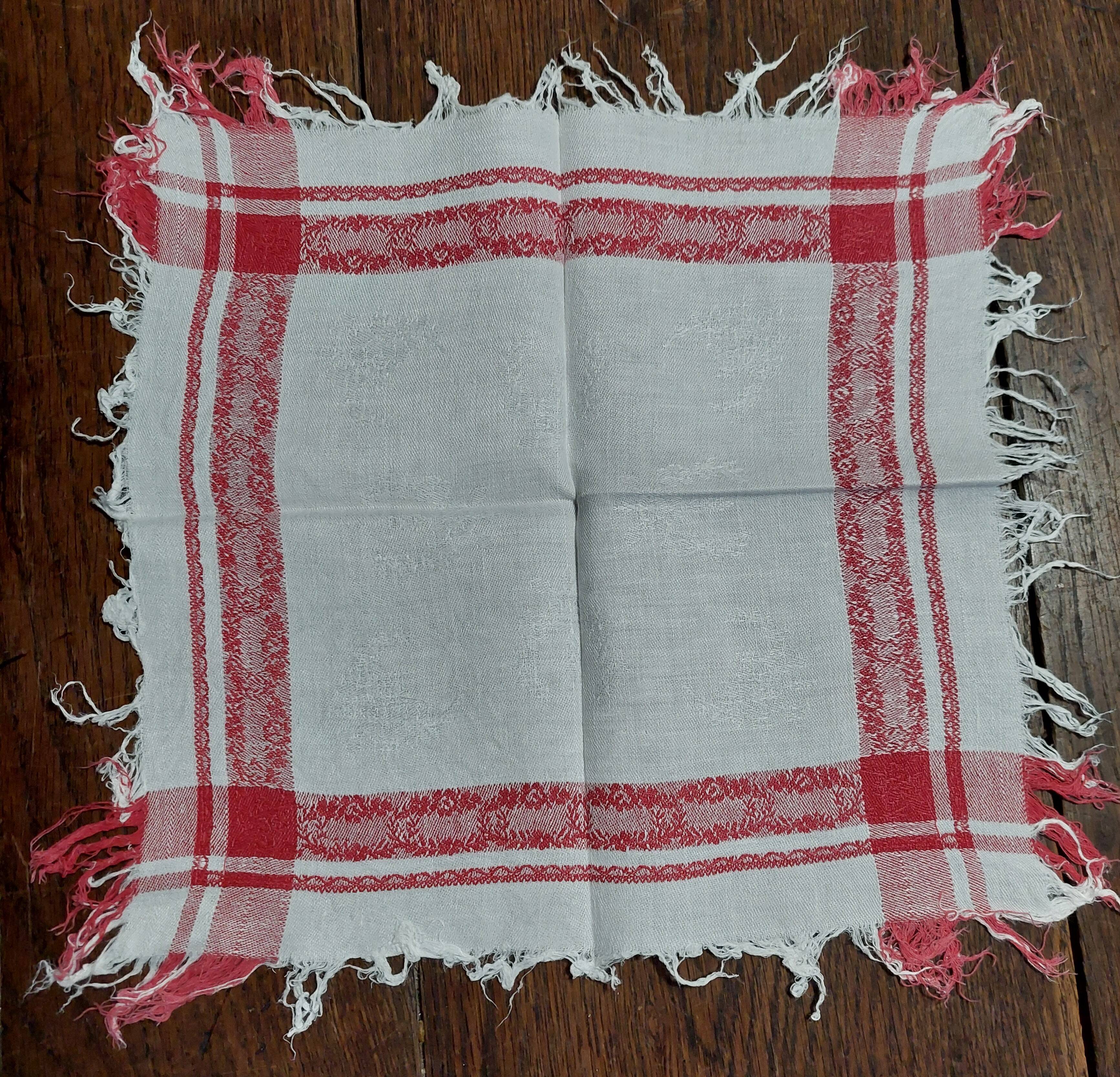 Set of four white and red damask thread napkins 27 X 29 cm