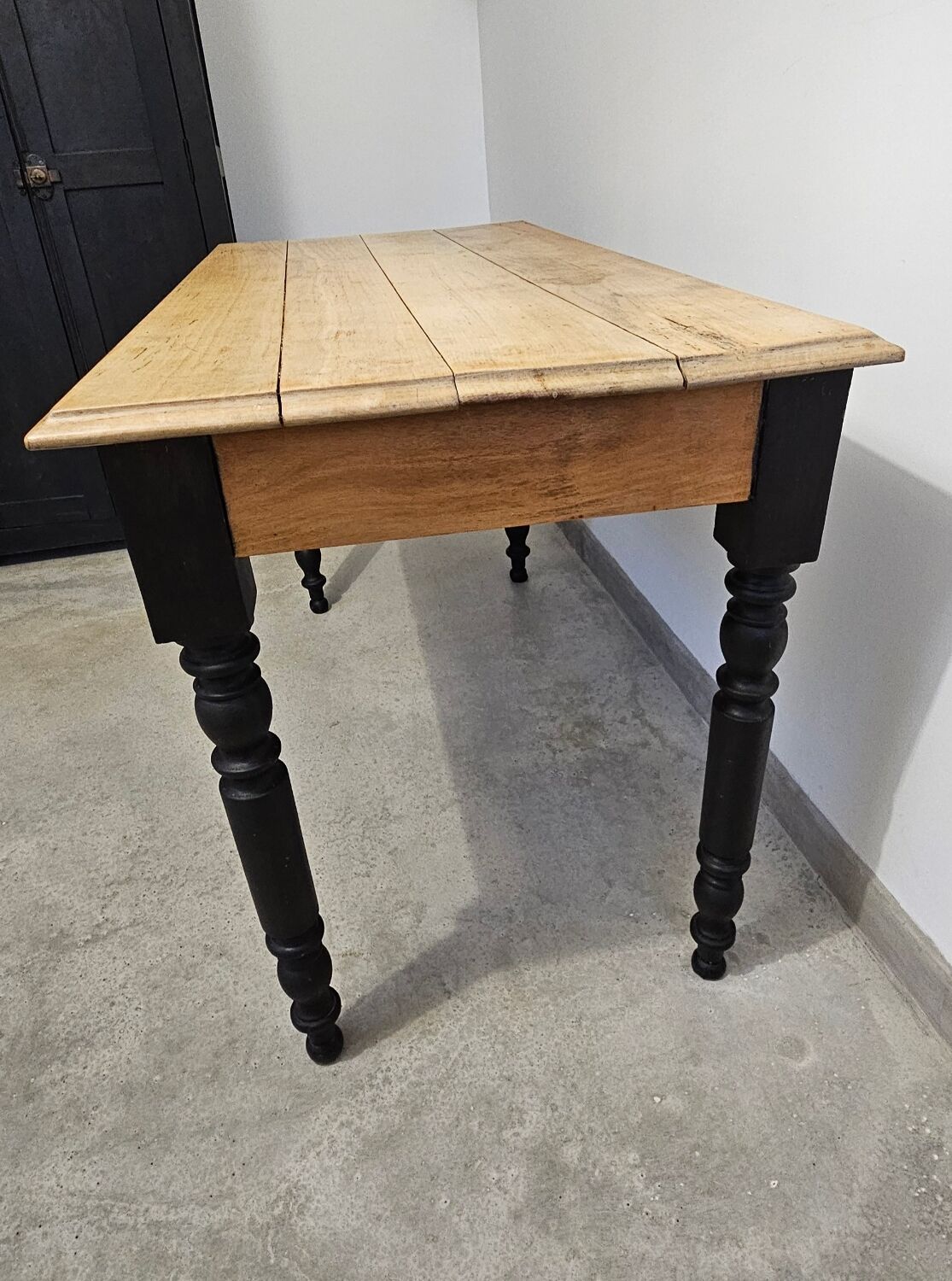 Antique farmhouse table in solid oak with turned legs