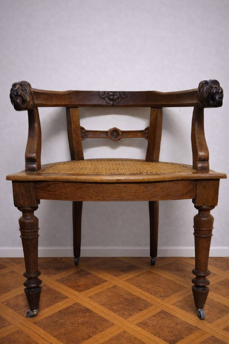 Fauteuil de bureau style Renaissance ancien en bois sculpté et assise cannée
