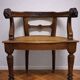Fauteuil de bureau style Renaissance ancien en bois sculpté et assise cannée