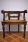 Fauteuil de bureau style Renaissance ancien en bois sculpté et assise cannée