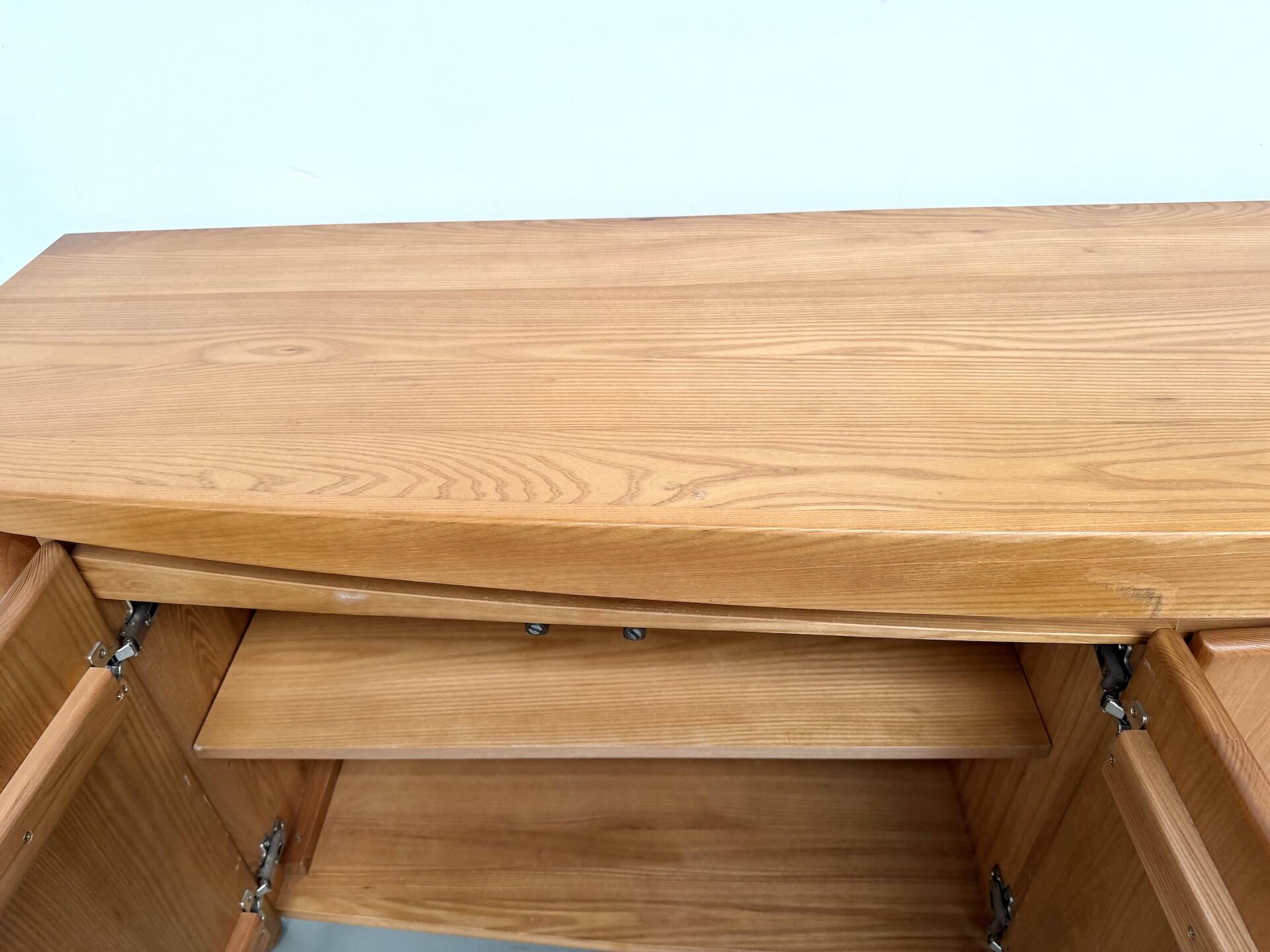 Enfilade galbée Maison Regain en orme massif, 1970