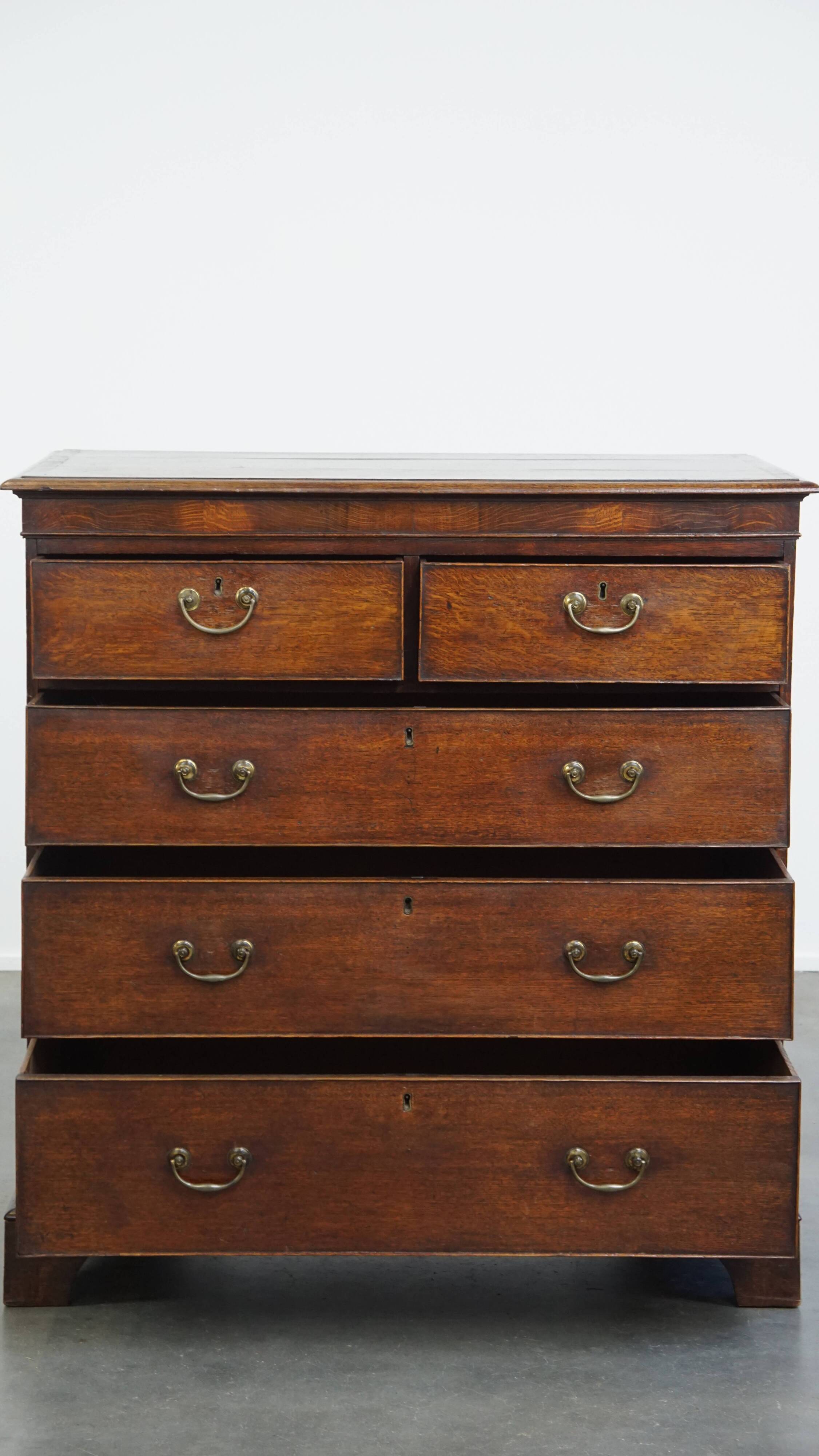 English antique oak chest of drawers with 5 drawers from the 18th century
