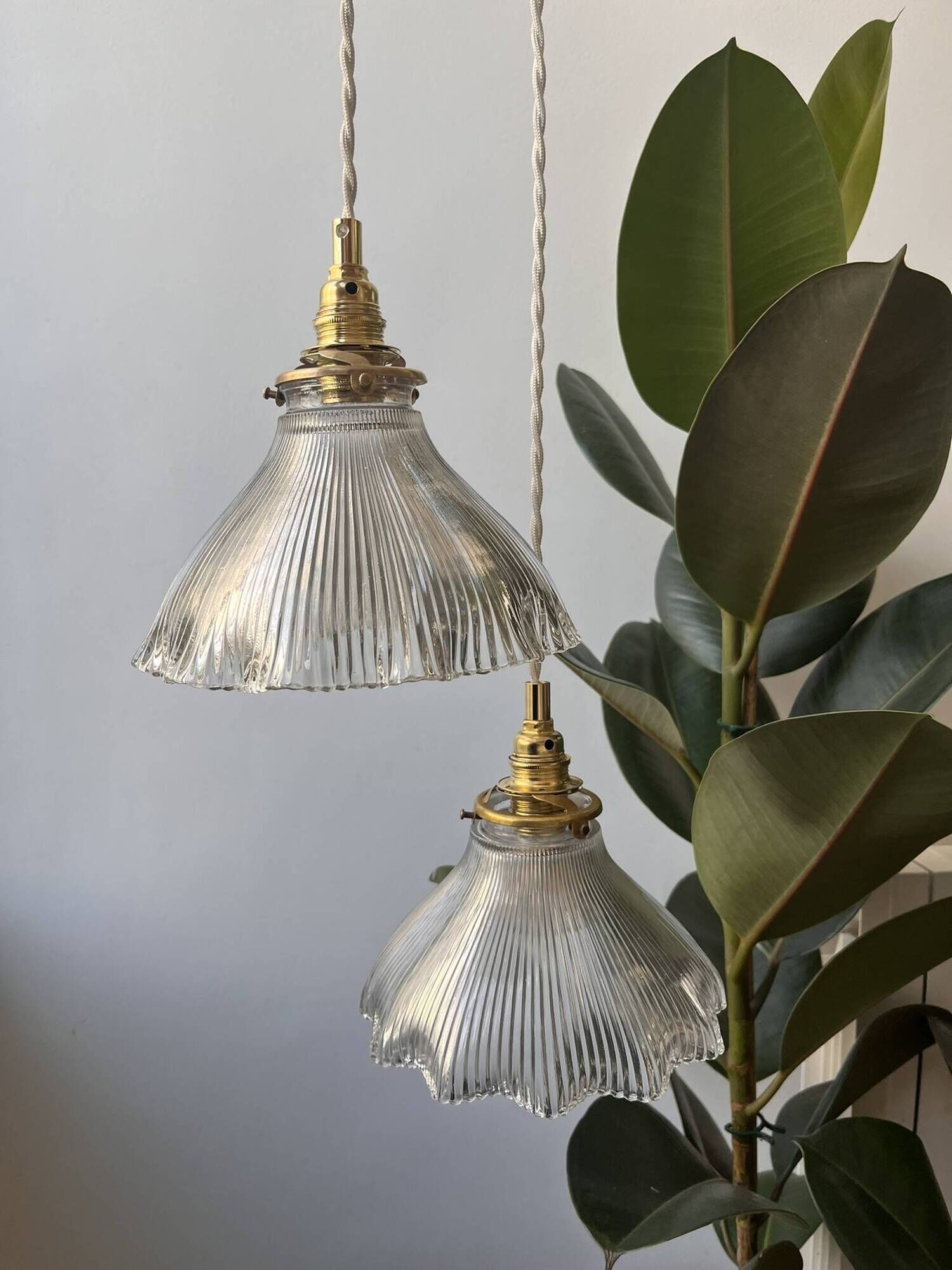 Suspension en verre holophane vintage - 2 disponibles