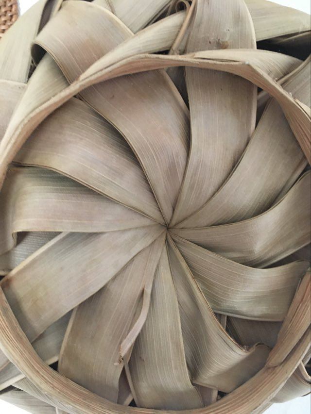 Composition murale de 6 corbeilles et plateaux en osier et corde.