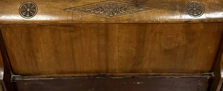 Sculpted walnut boat bed – Directoire period, around 1800