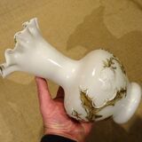 Ancien vase opaline blanche à décor de chardons en relief peint ht 23,6 cm