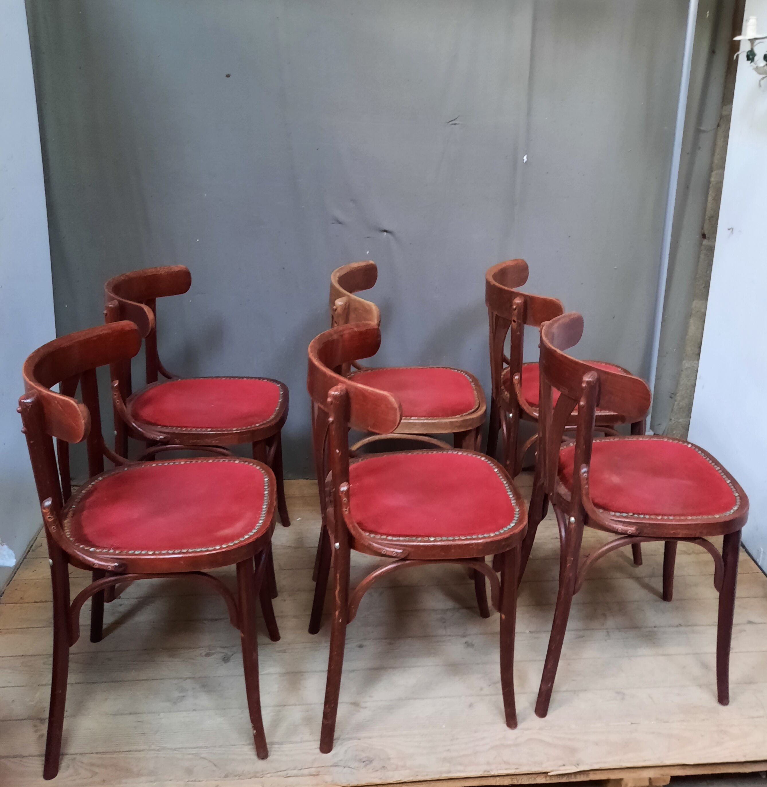 Serie de 6 chaises bistrot en bois courbé