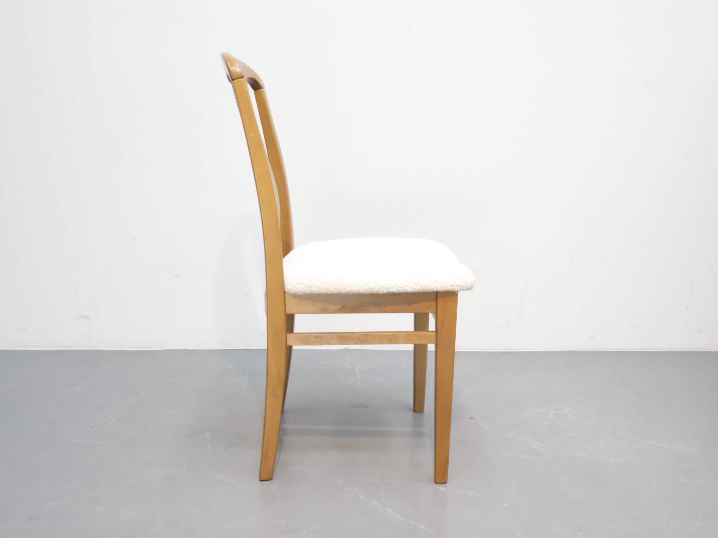 Vintage eetkamerstoelen met nieuwe stoffering in Boucle