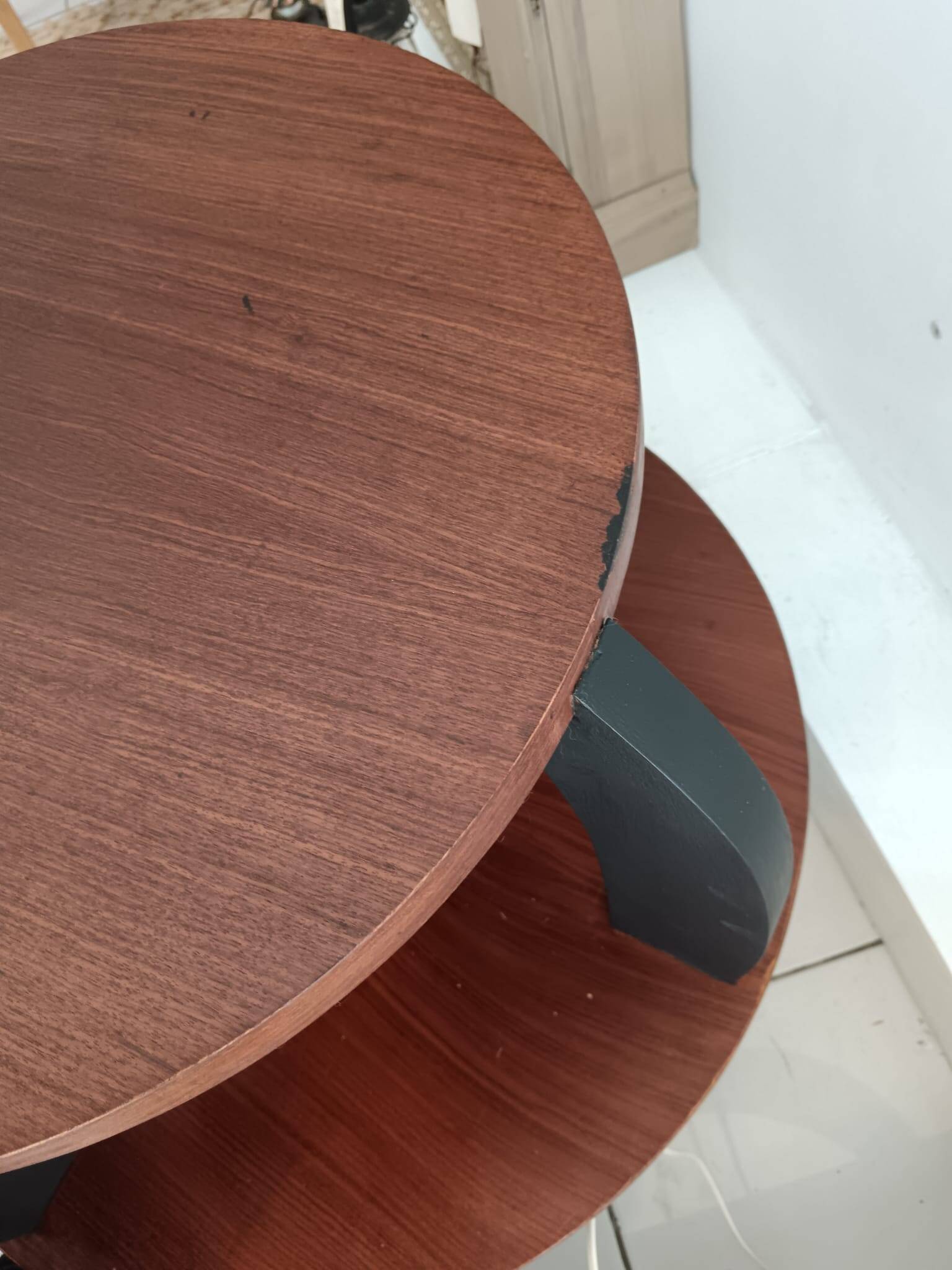 Table de salon ronde années 50 noir et bois