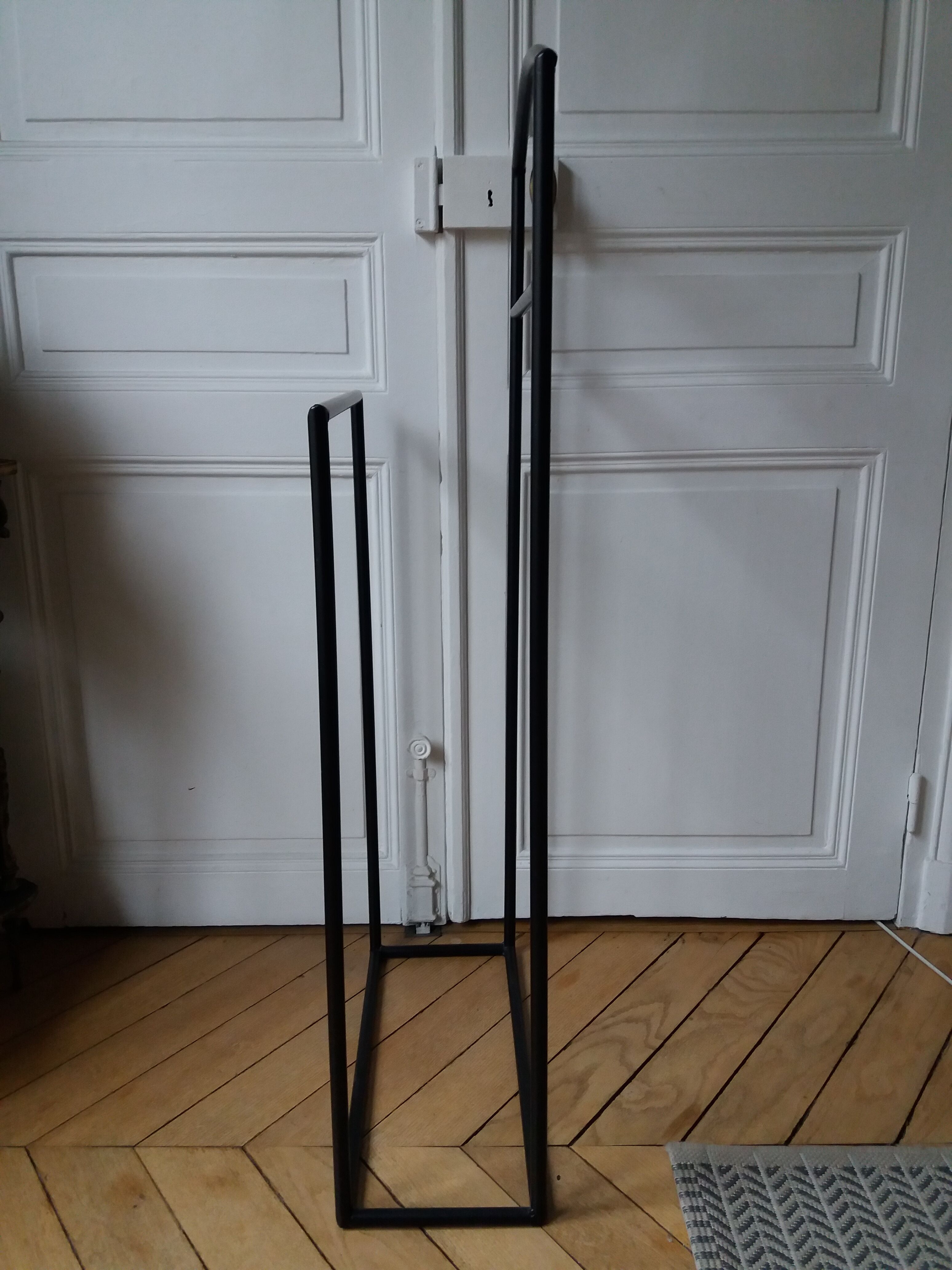 Valet in black metal