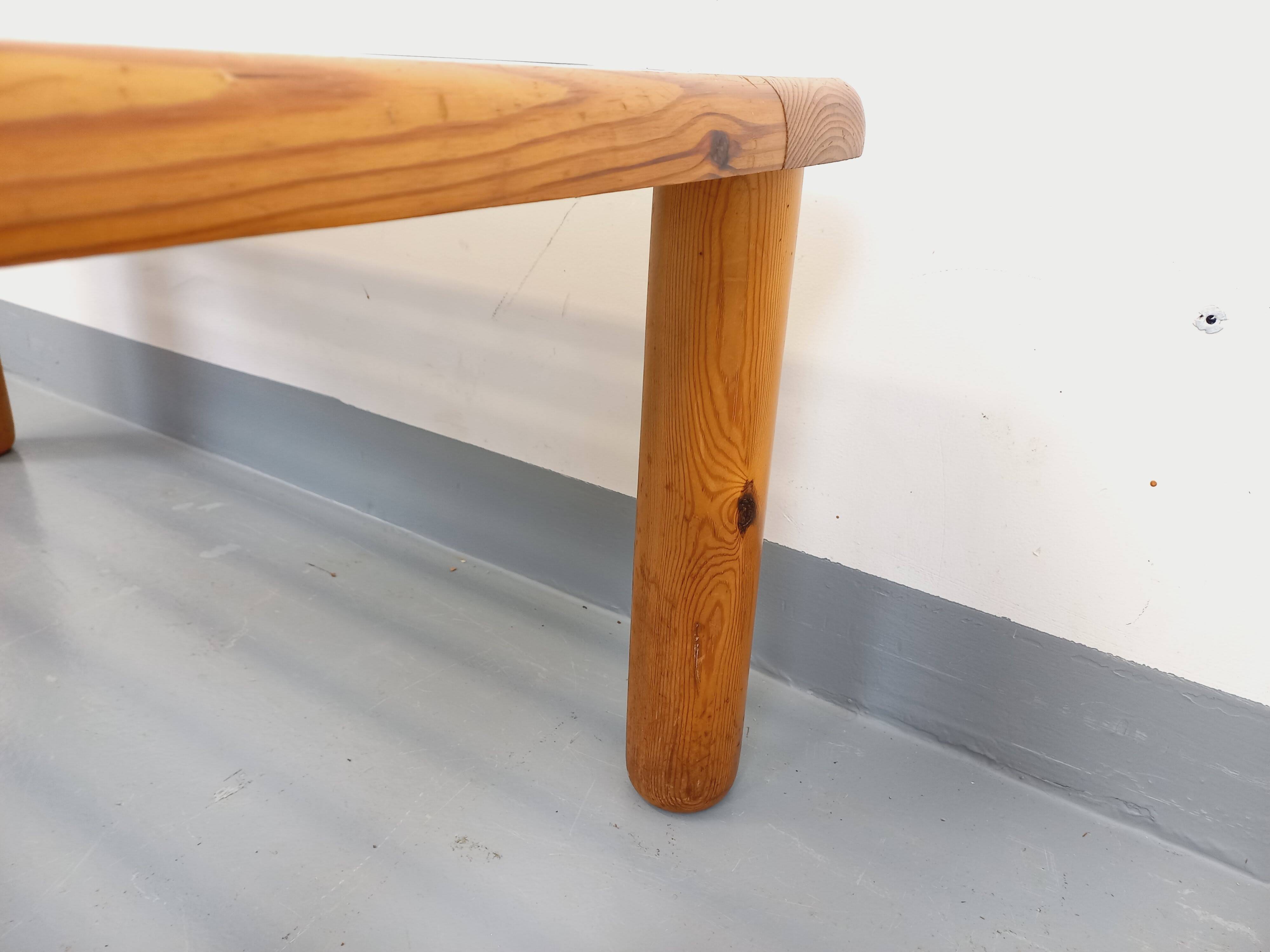 Vintage modernist coffee table in pine and glass from the 70s and 80s.