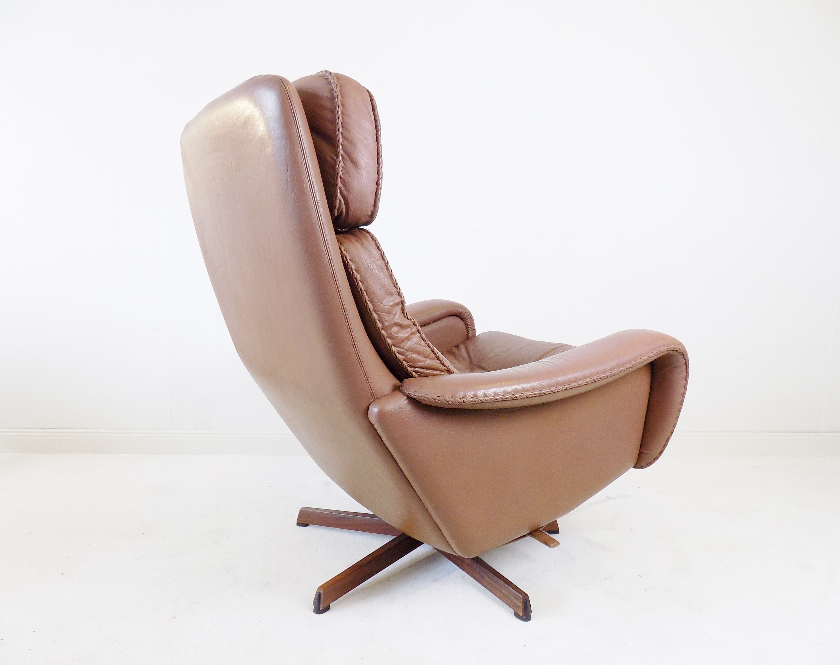 Fauteuil cuir avec pouf de Madsen & Schübel pour Bovenkamp