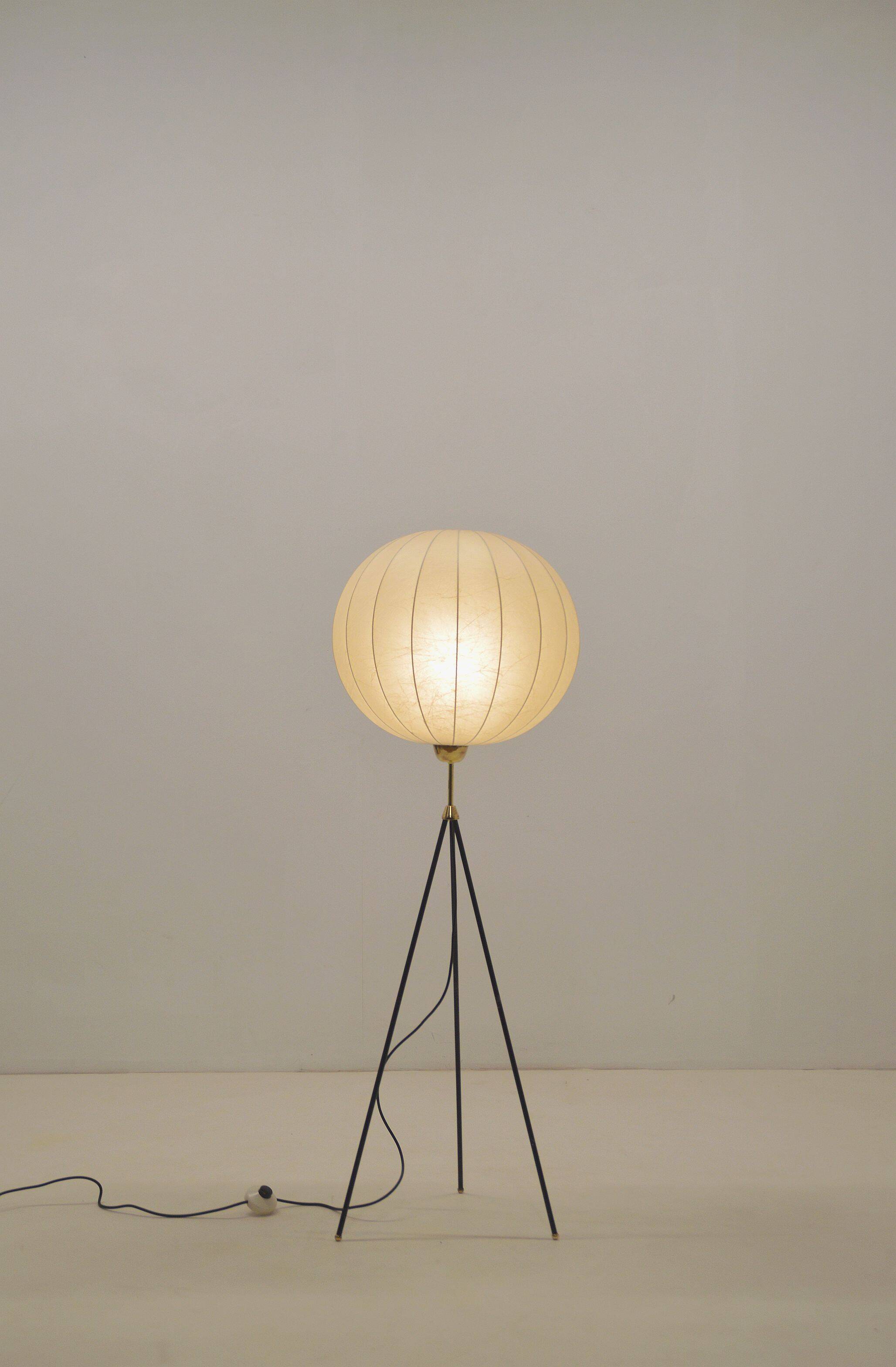 Lampadaire tripode cocon en fibre de verre et laiton, années 1960