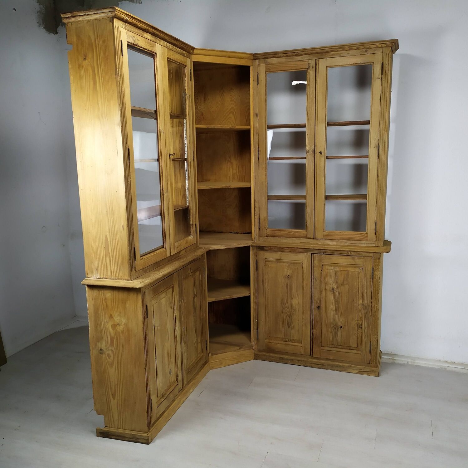 Bistro corner bookcase