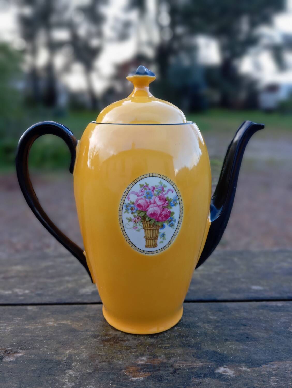 Yellow and black teapot, floral medallion, Deuschland porcelain, circa 1920