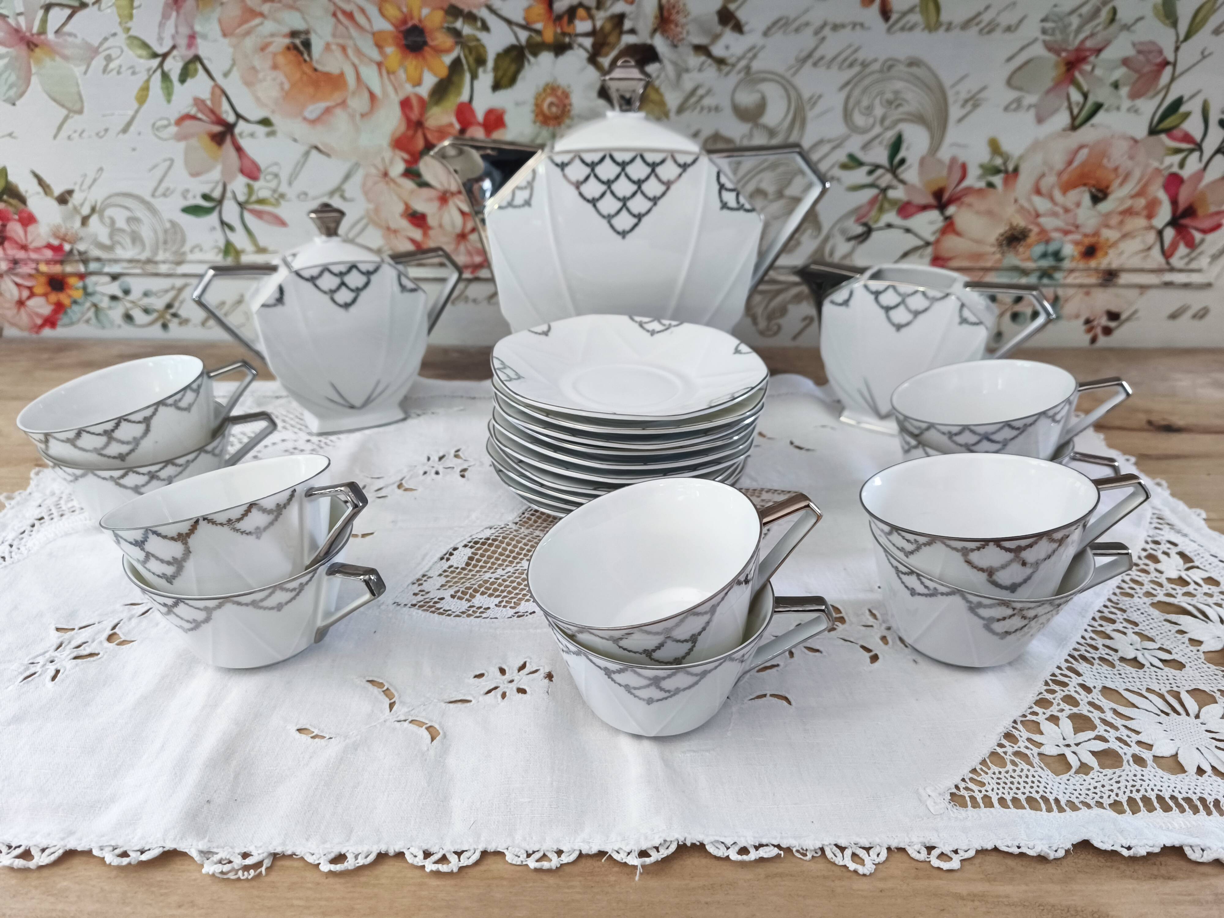 Service à café Art Déco en porcelaine blanche décor argenté