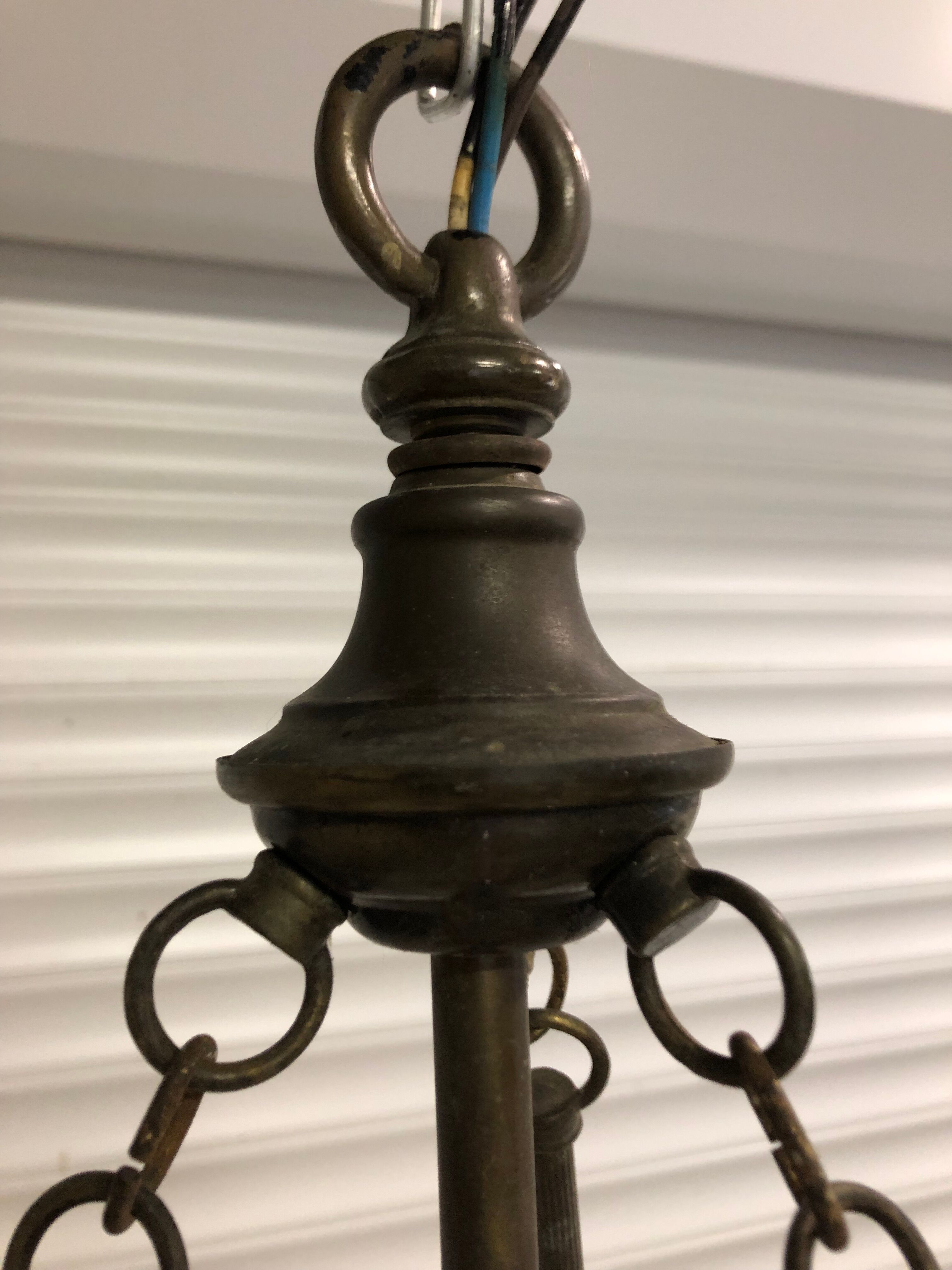 Chandelier in white alabaster and antique brass.