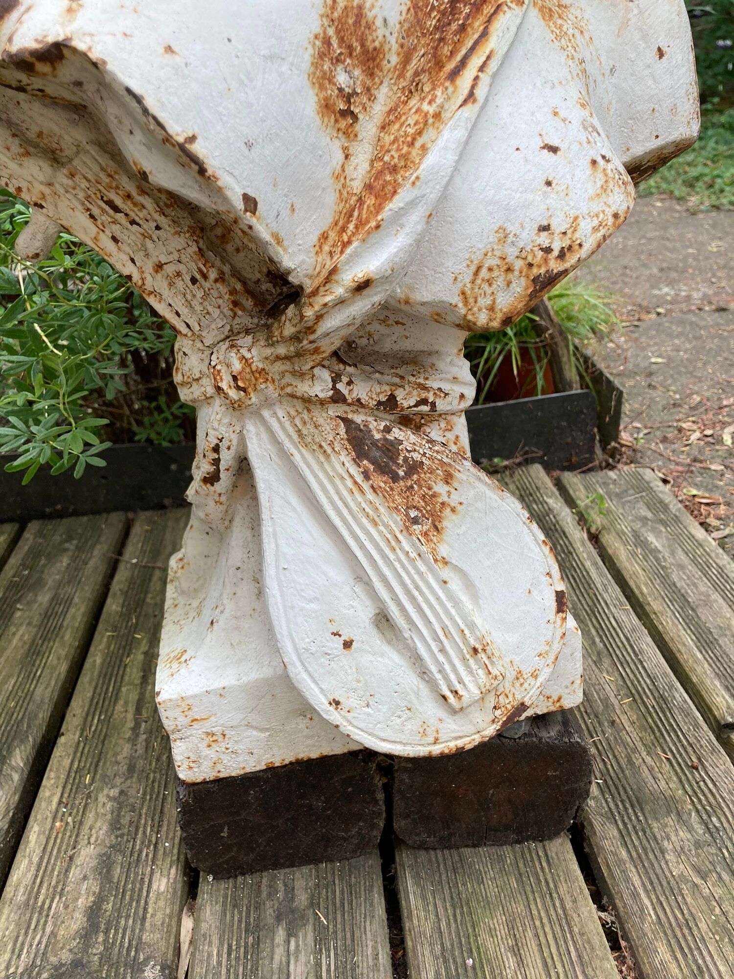 Old garden bust in cast iron troubadour early twentieth century