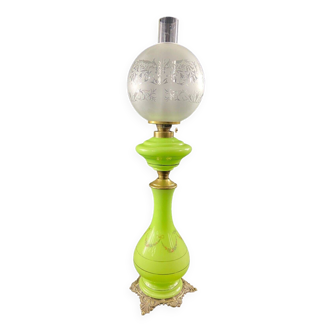 Grande lampe à huile en opaline verte à décor de guirlandes XIXe Napoléon III