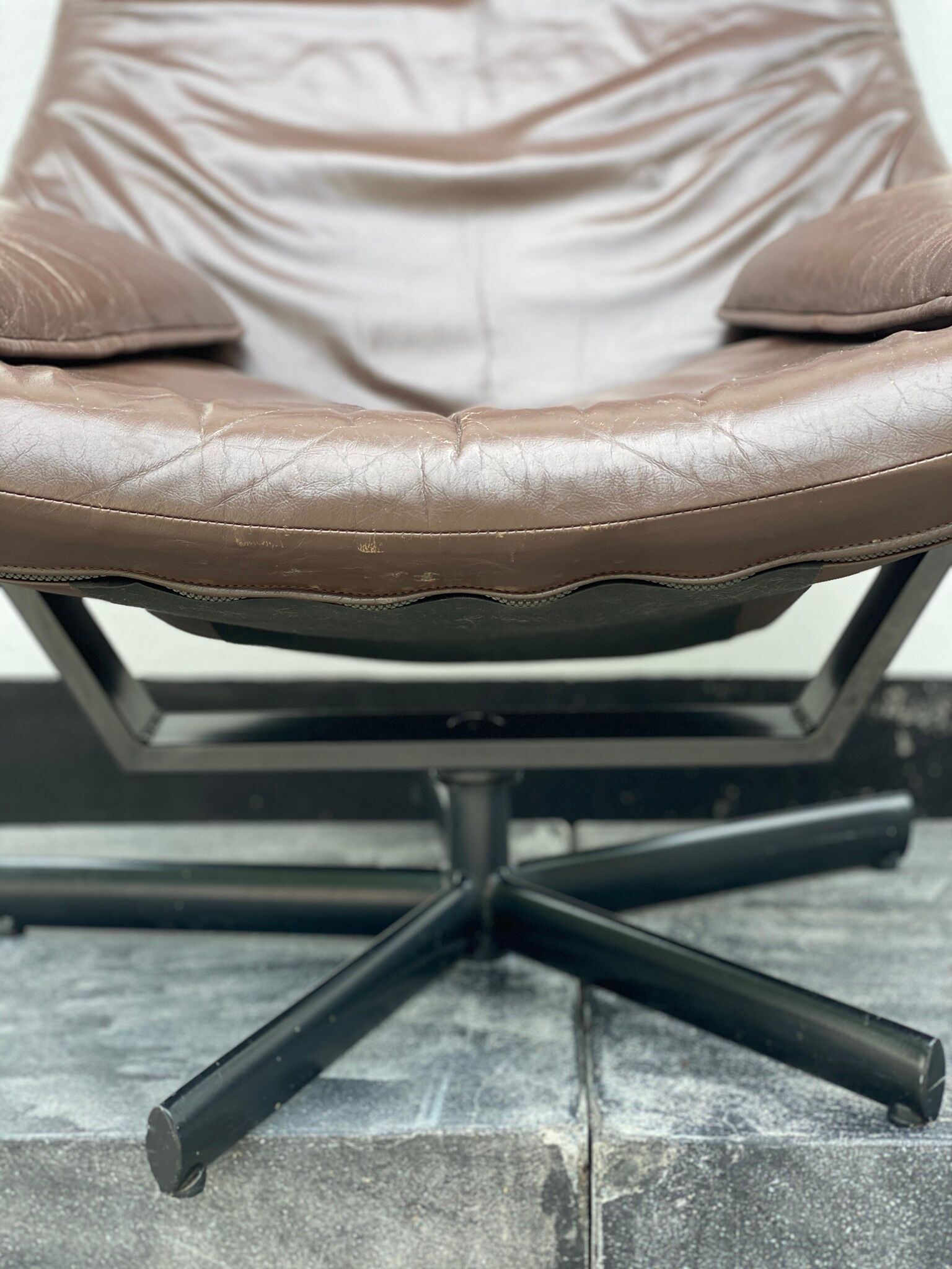 Fauteuil pivotant en cuir brun des années 1970