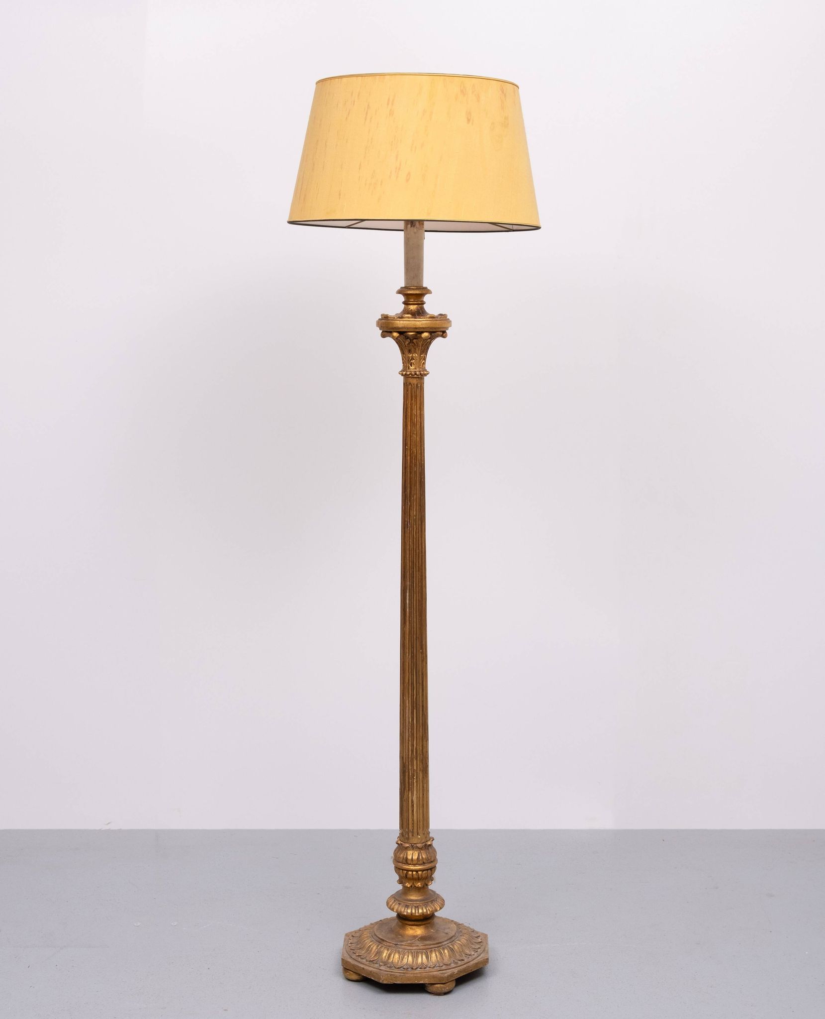 Lampadaire italien rococo en bois doré, années 1950
