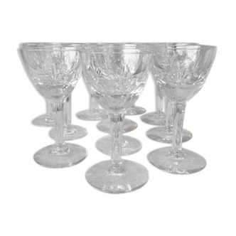 Suite de 11 verres a pied pour la goutte liqueur en verre cisele