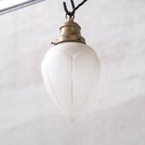 Paire de pendentifs français opalins en verre opalin opalin opaque et laiton