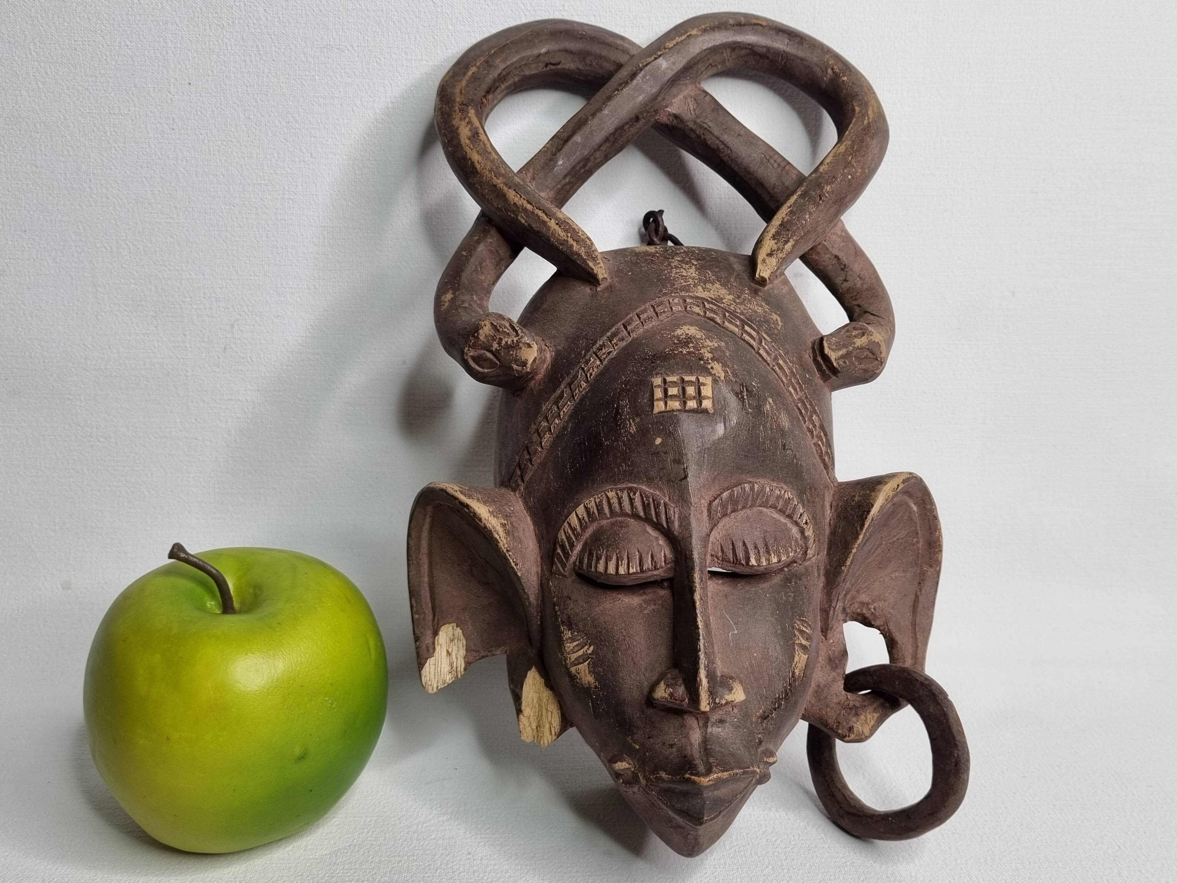 Masque Sénoufo Kpelie en bois sculpté, Côte d’Ivoire, XXe, 30 x 18 cm