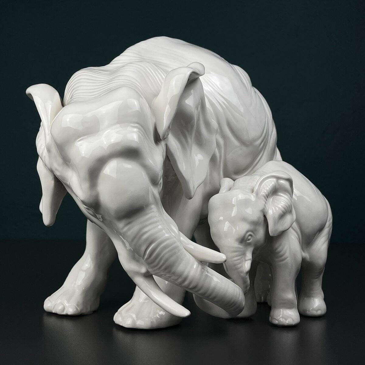 White porcelain figurine of an elephant and baby by Artepiu Este, Italy, 1990s.