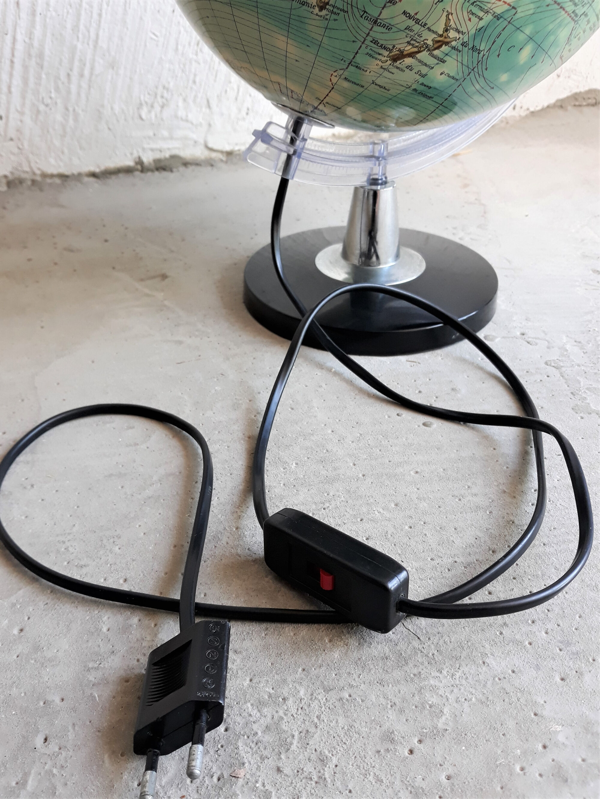 Bright vintage earth globe made in Italy 1970