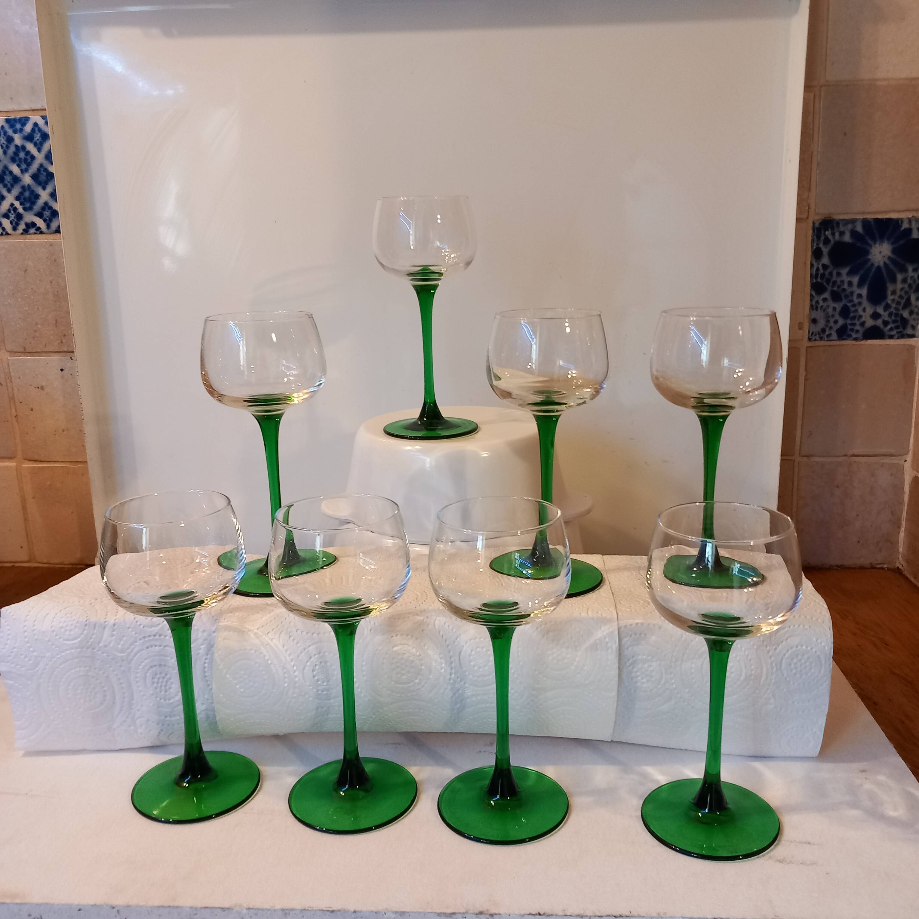 8 Luminarc white wine stemmed glasses