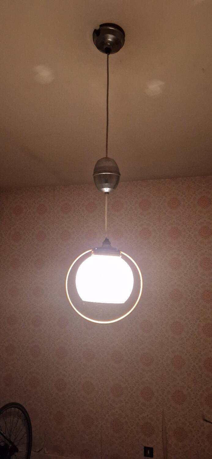 Chandelier rises and falls