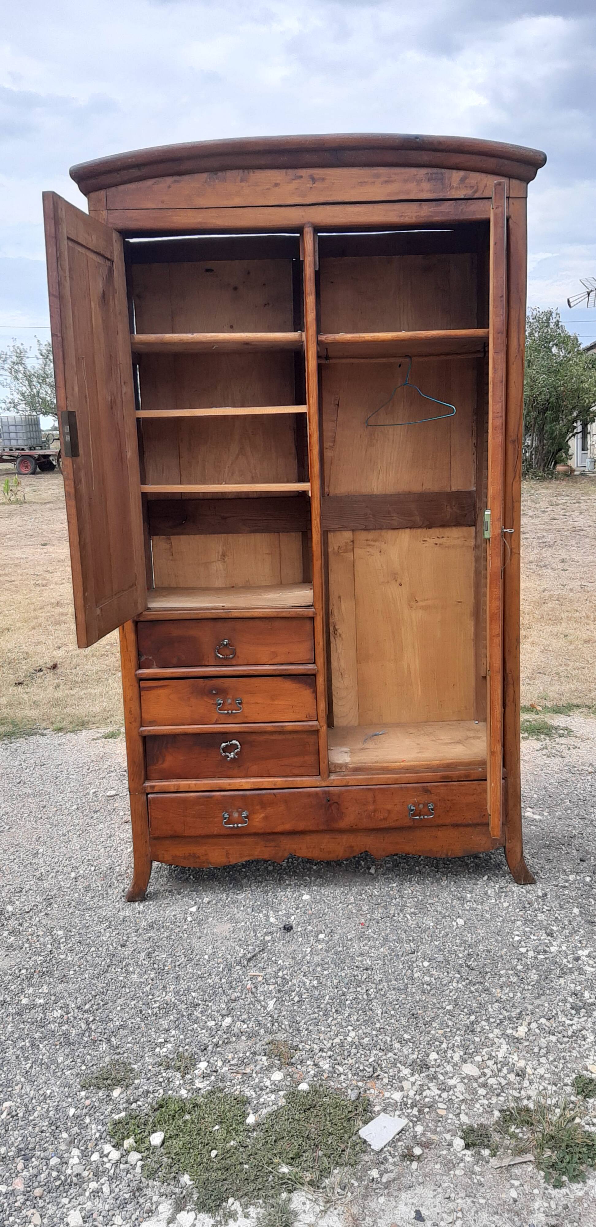 Béarnaise wardrobe in walnut 19th