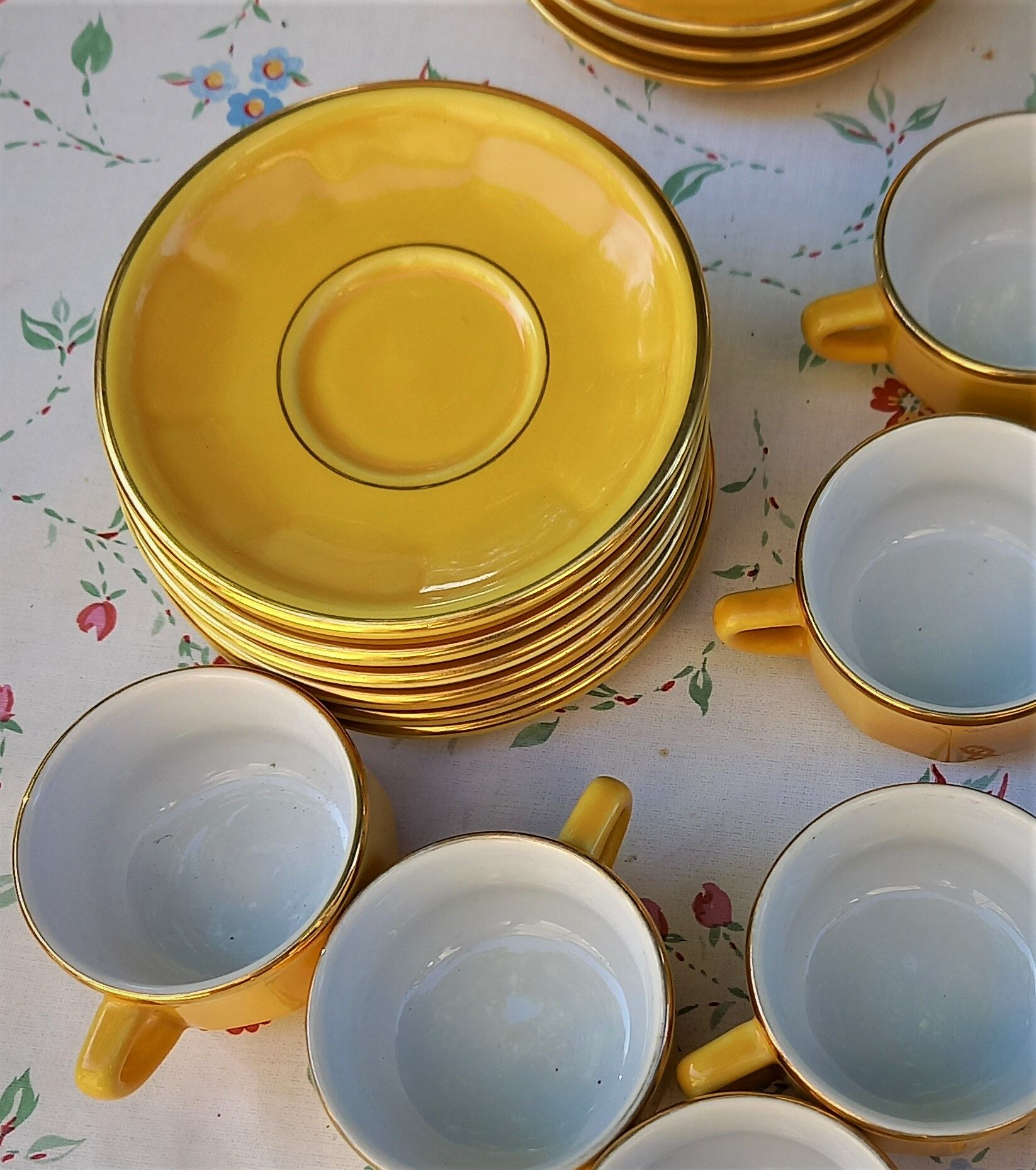 Yellow Apilco coffee service with golden borders