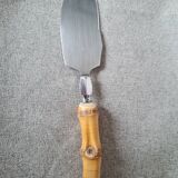 Bamboo handle pie server
