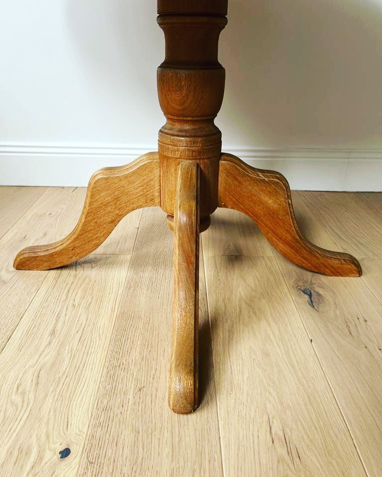 Round table in extendable solid oak