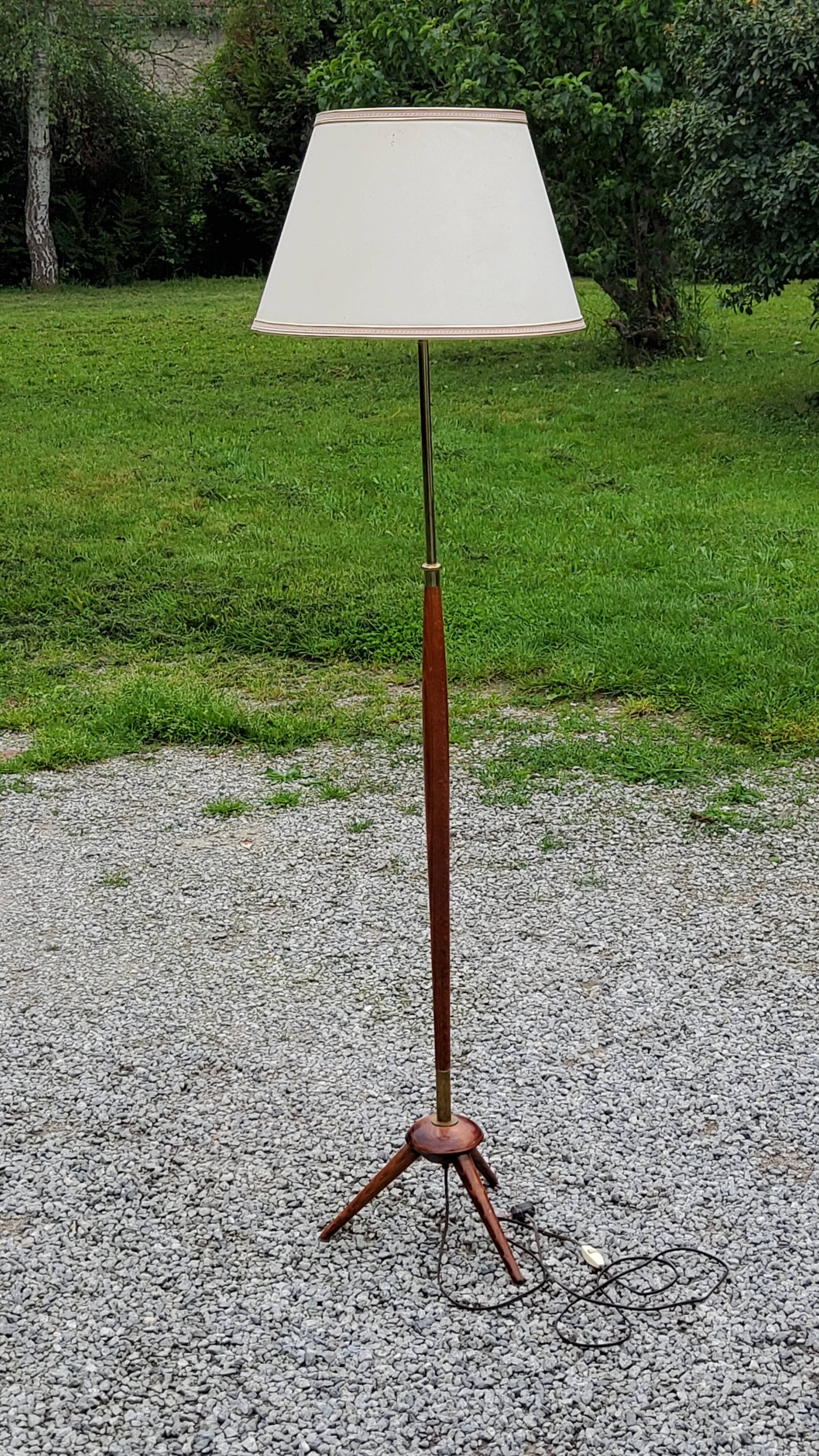 Vintage tripod floor lamp from the 60s in wood and brass