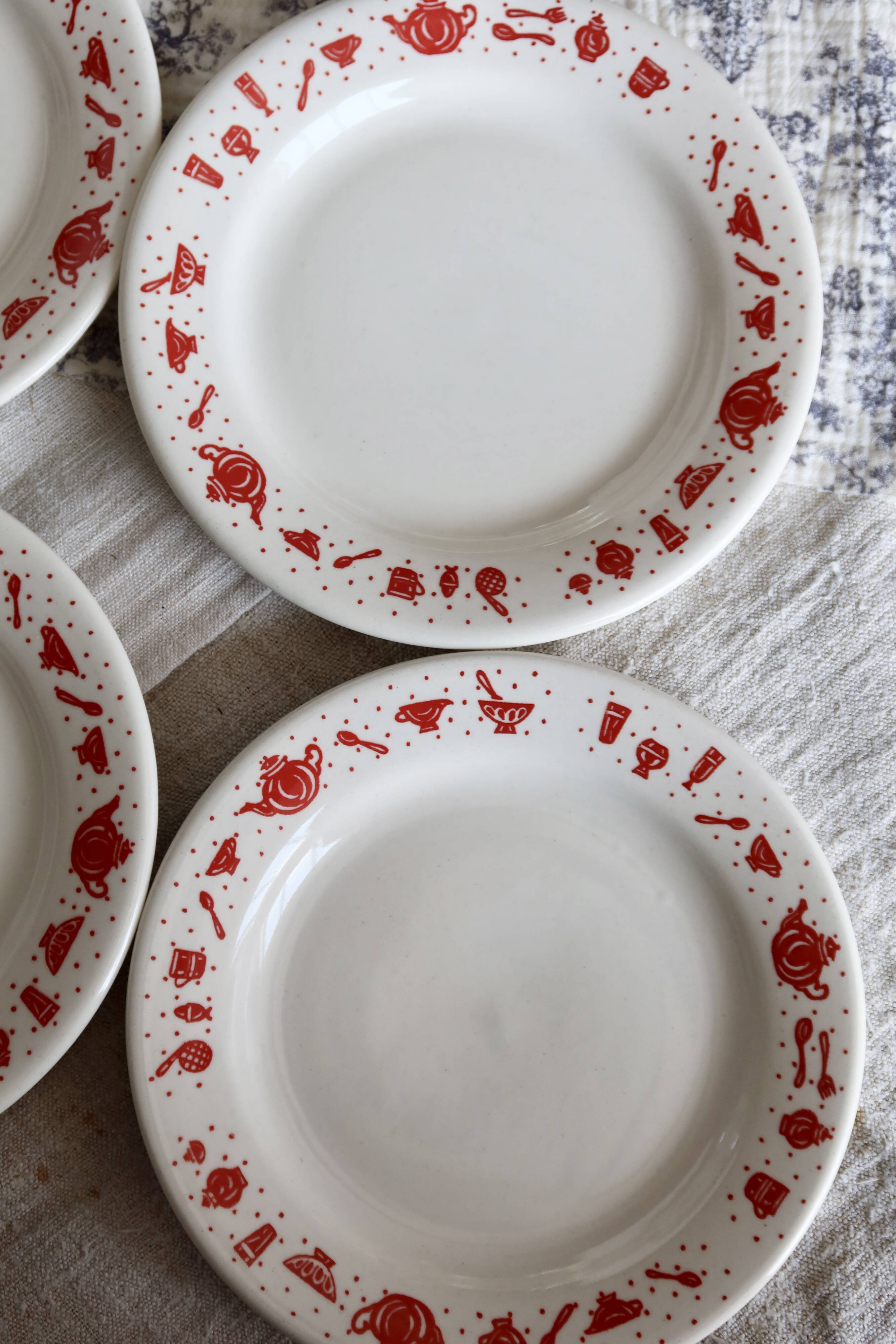 4 assiettes à dessert vintage en porcelaine à liseré rouge motif petit déjeuner