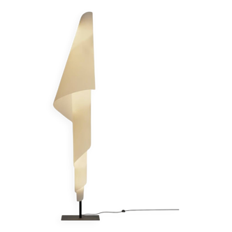 High-cut floor lamp