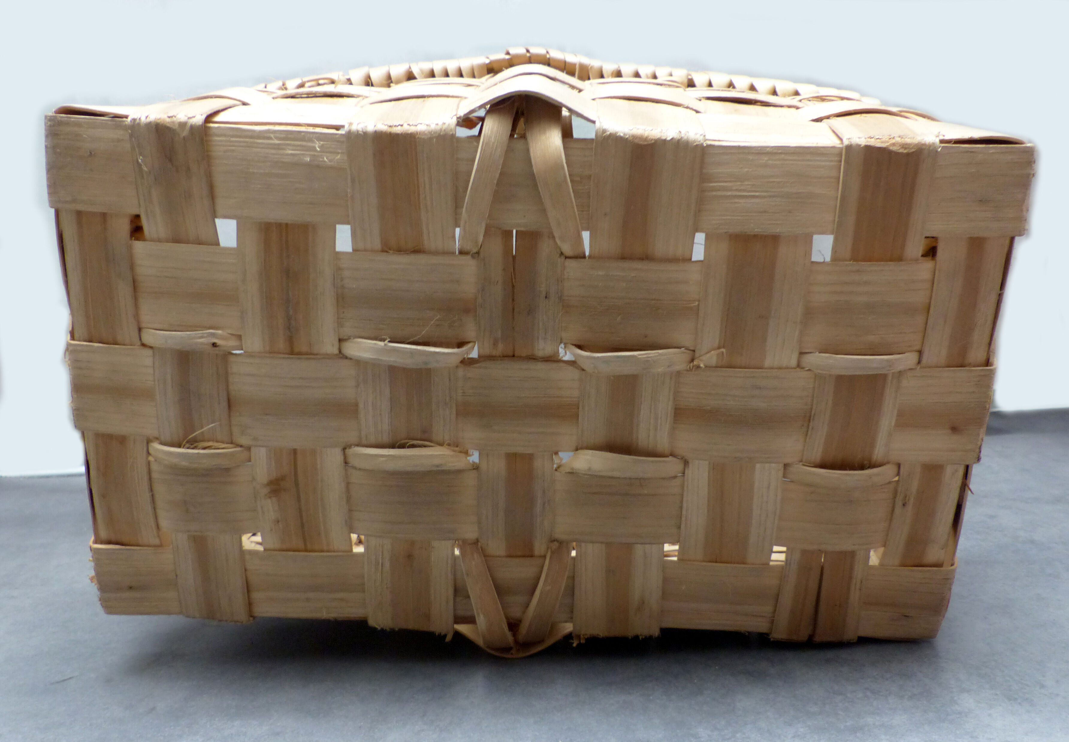 Vintage flat basket with handle