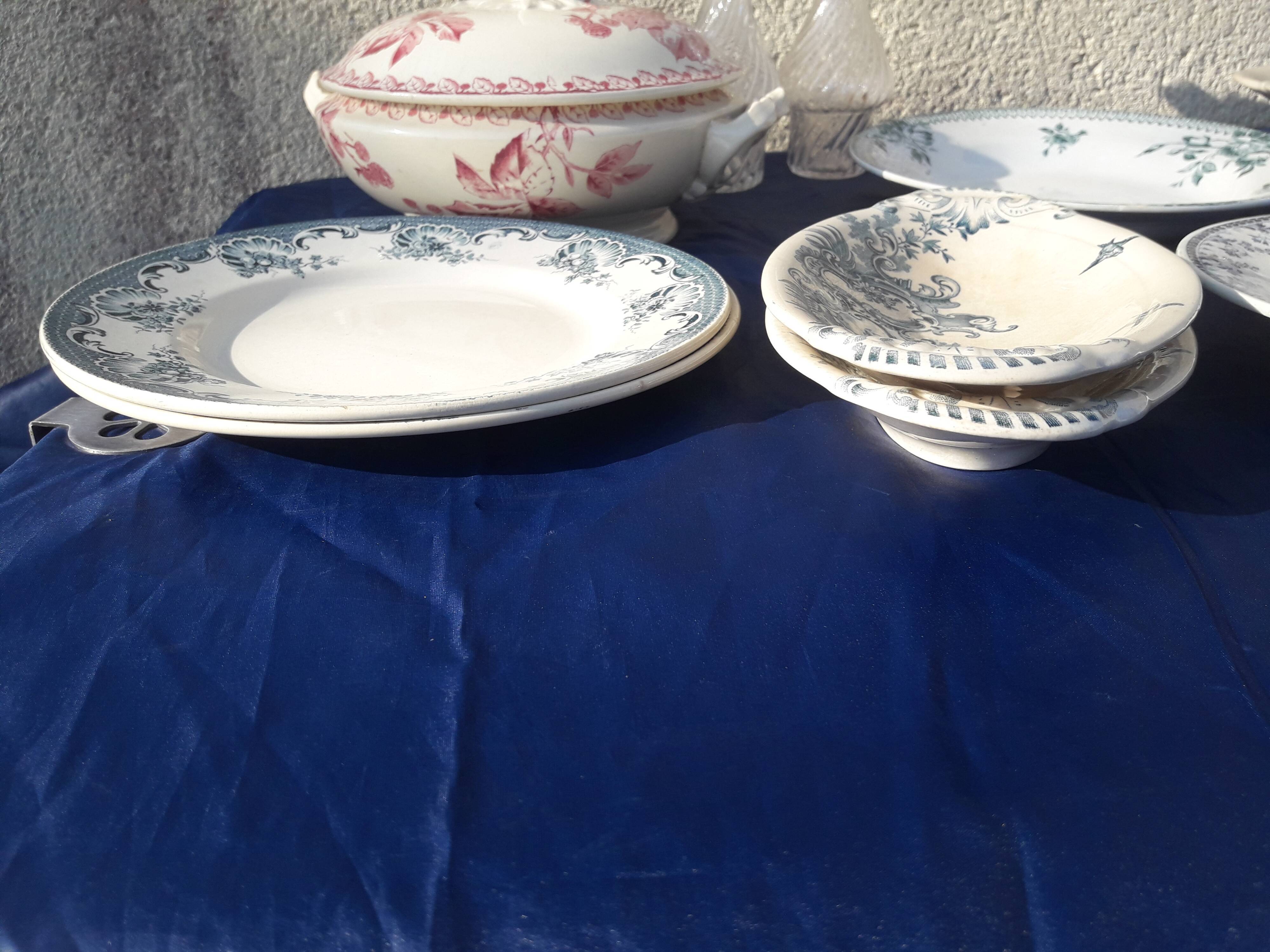 Lot assiettes et plats anciens dont Gien  Mariette Pomponnette Regent