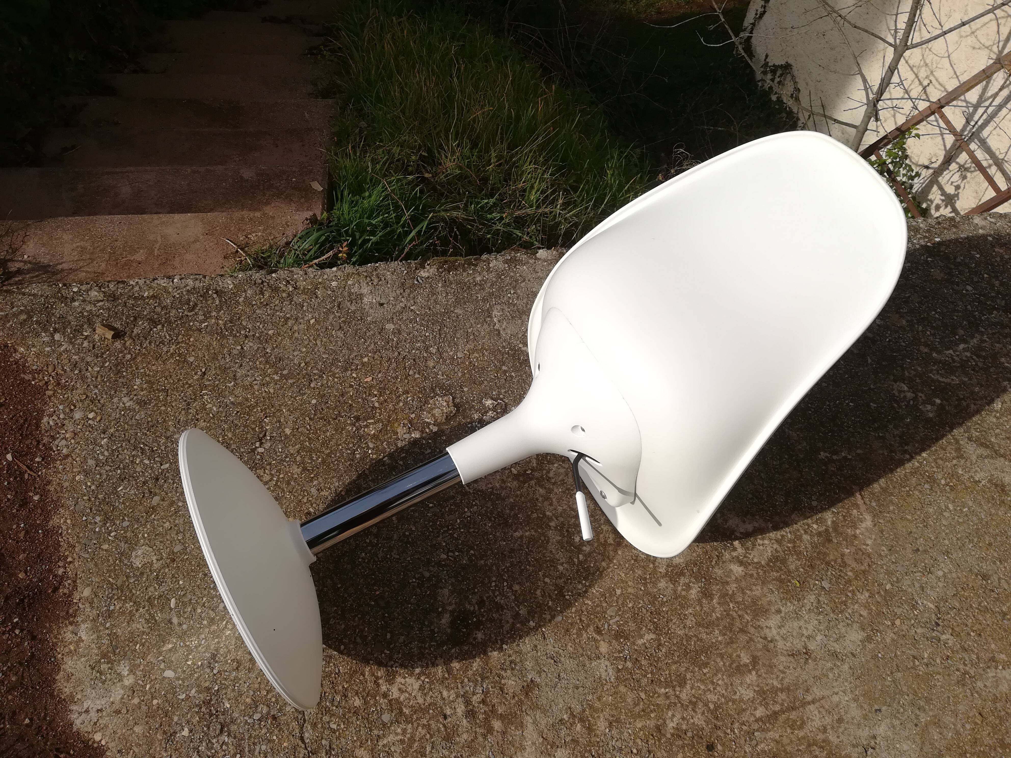 Adjustable design tulip chair