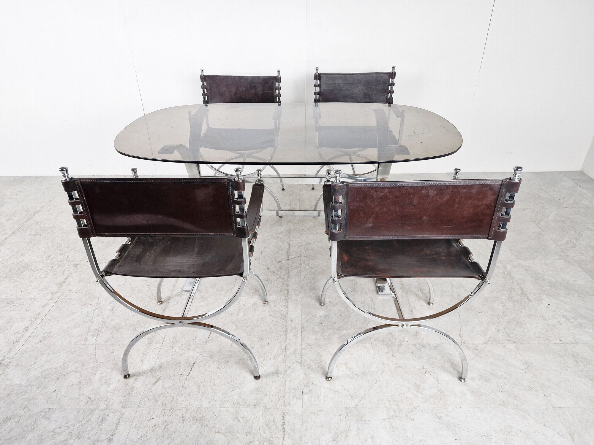Chaises et table, années 1960