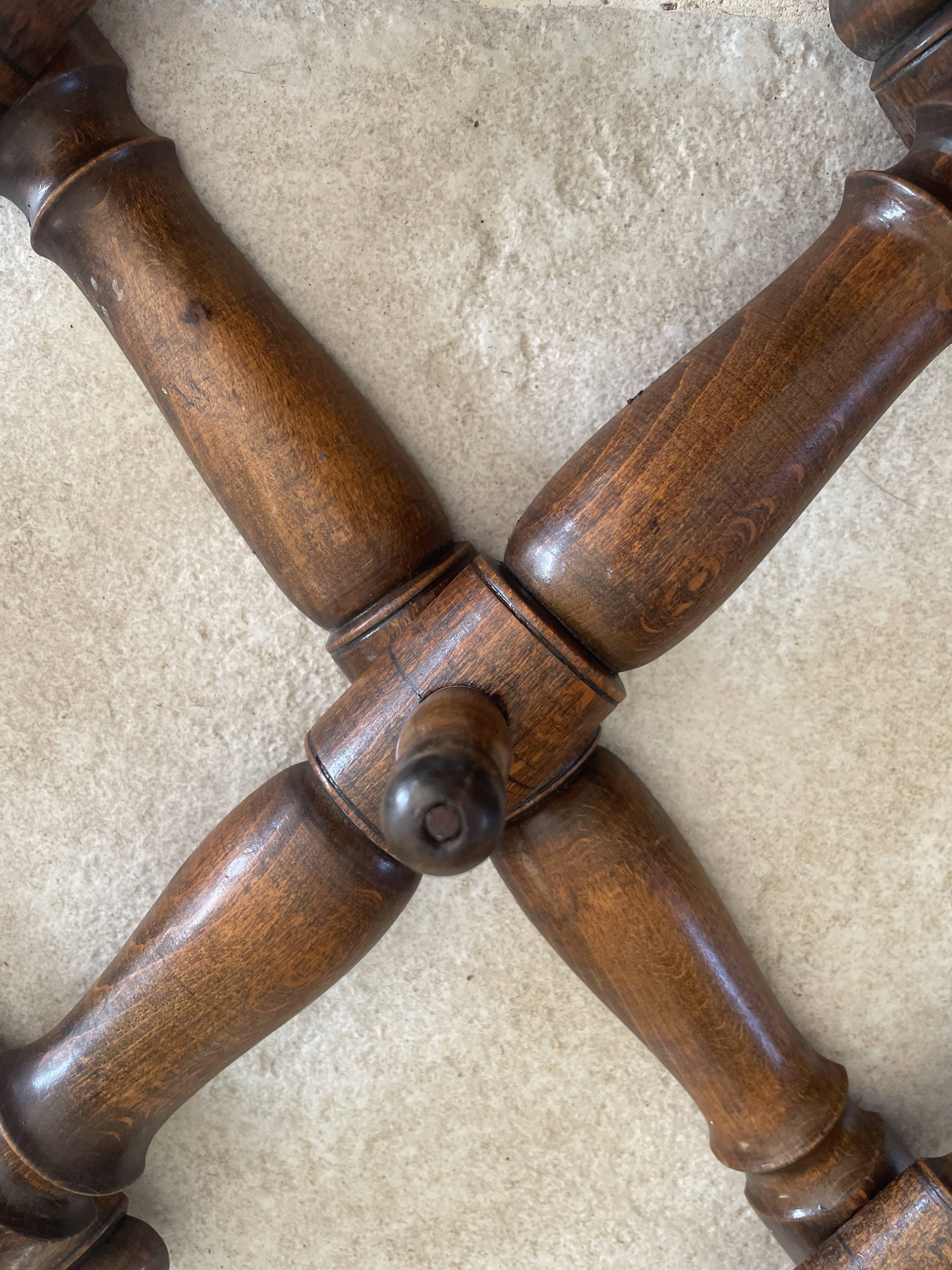 Wall-mounted accordion coat rack made of turned wood