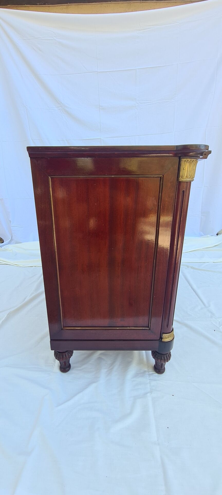 Commode style Louis XVI placage en acajou