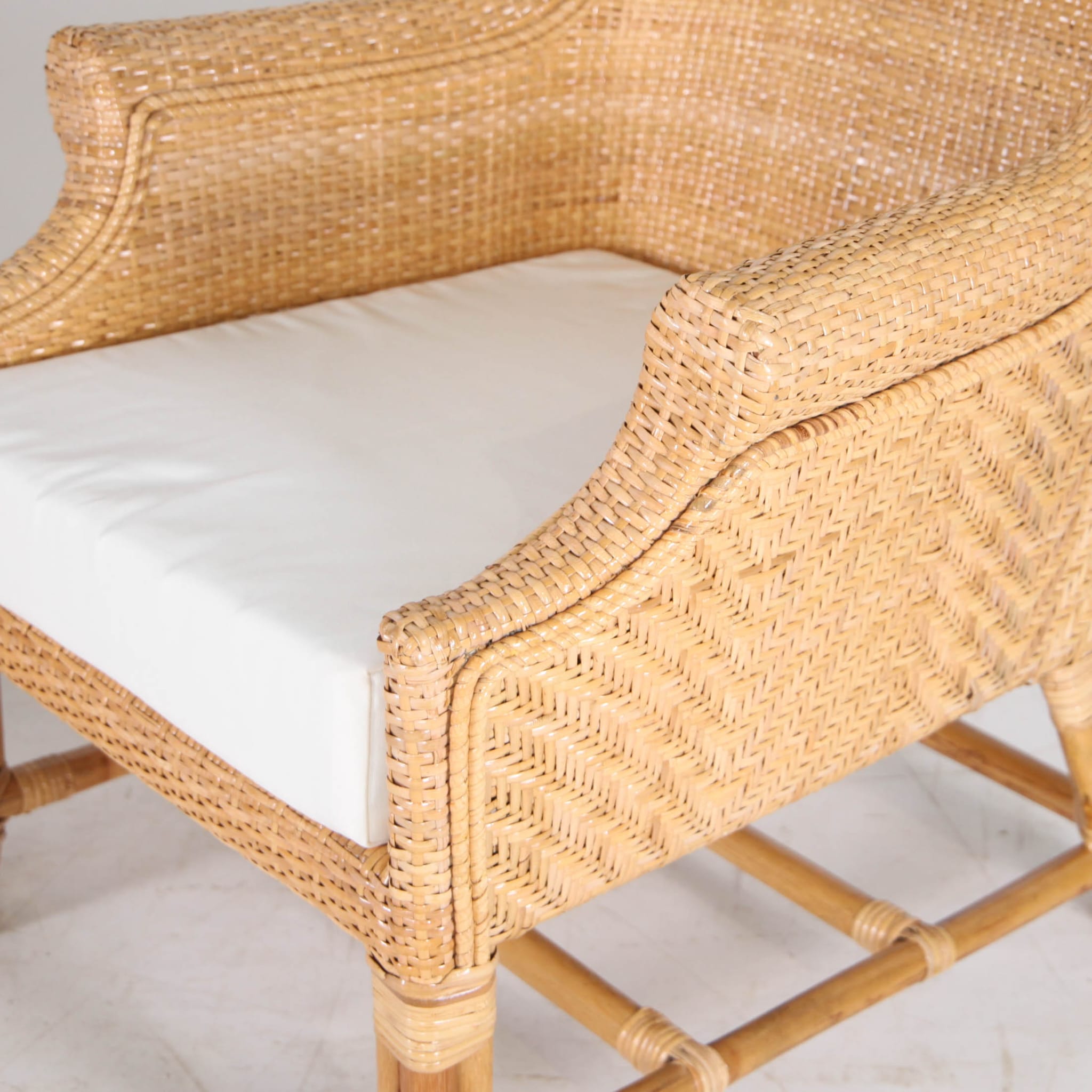 Paire de fauteuils club en rotin
